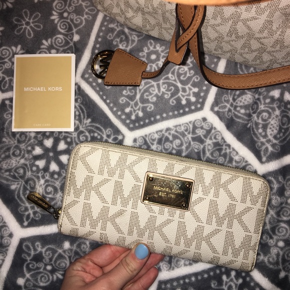 Michael Kors Wallet - Picture 1 of 7